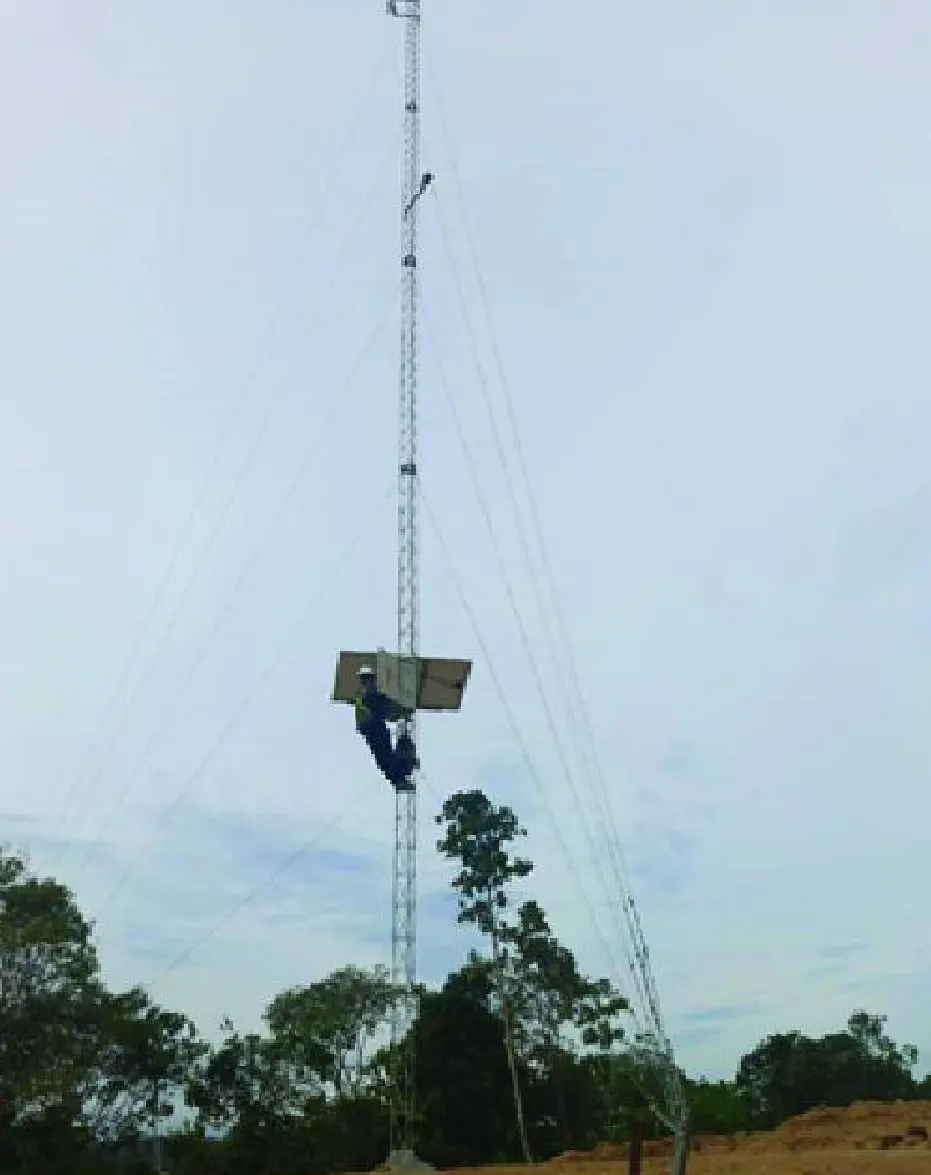 Teknisi memanjat tower untuk memasang perangkat